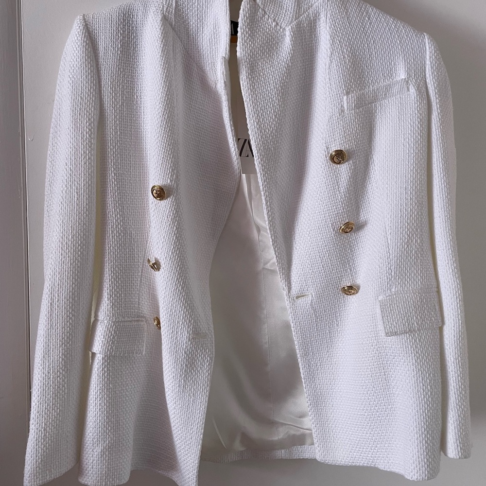 Brand new white Zara blazer. Size medium.